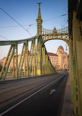 Budapeşte 'nin İkonik Köprüsü, Yazın Özgürlük Köprüsü