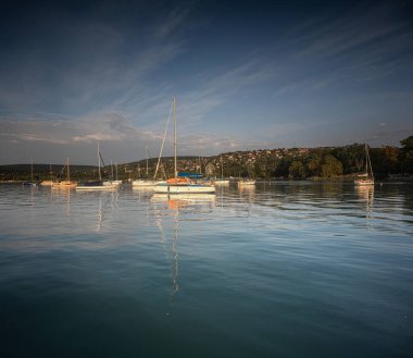 Macaristan, Balaton Gölü 'ndeki limanda yaz mevsiminde yelkenliler