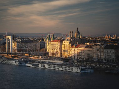 Macaristan, Budapeşte 'deki nehir kıyısındaki evler