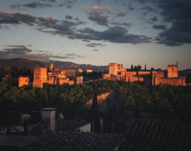 Gün batımında ünlü Alhambra binası