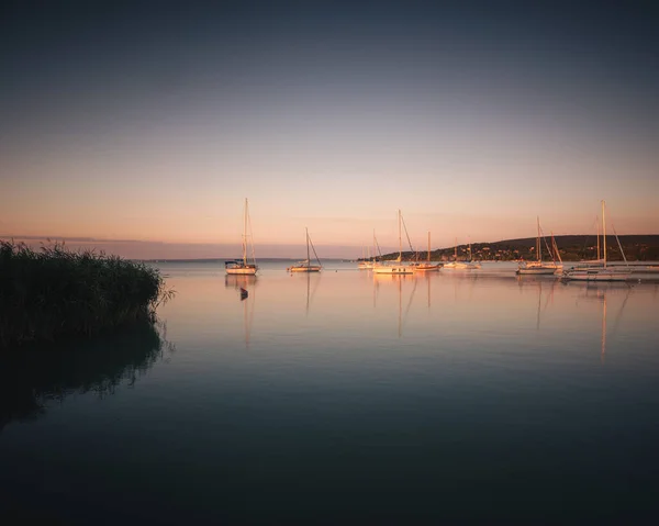 Ιστιοφόρα Σκάφη Στο Λιμάνι Στη Λίμνη Μπάλατον Της Ουγγαρίας Καλοκαίρι — Φωτογραφία Αρχείου