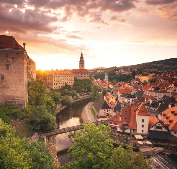 Çek Cumhuriyeti 'nin eski Cesky Krumlov kasabası üzerinde panoramik günbatımı manzarası