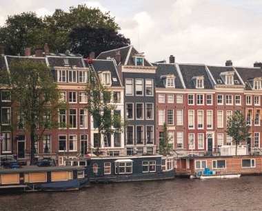 AMSTERDAM, NETHERLANDS - 29 HAZİRAN: 29 Haziran 2013 tarihinde Amsterdam Kanalı. Amsterdam, Hollanda 'nın başkenti ve en kalabalık şehridir..