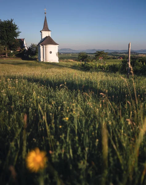 Ładna Biała Kaplica Balatonlelle — Zdjęcie stockowe