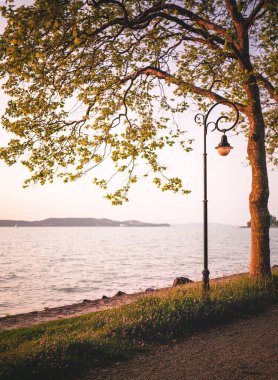 Gün batımında Balaton Gölü manzarası