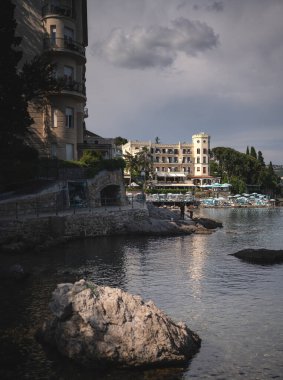 Hırvatistan 'ın Volosko kentinde yazın ünlü gezinti güvertesi