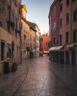 Hırvatistan 'ın Rovinj kentindeki dar sokaklar