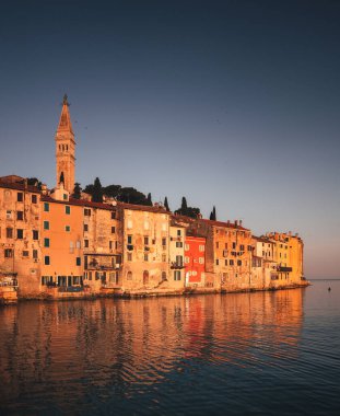 Hırvatistan 'ın ünlü Rovinj kentinin sabah manzarası