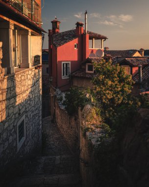 Hırvatistan 'ın Rovinj kentindeki dar sokaklar