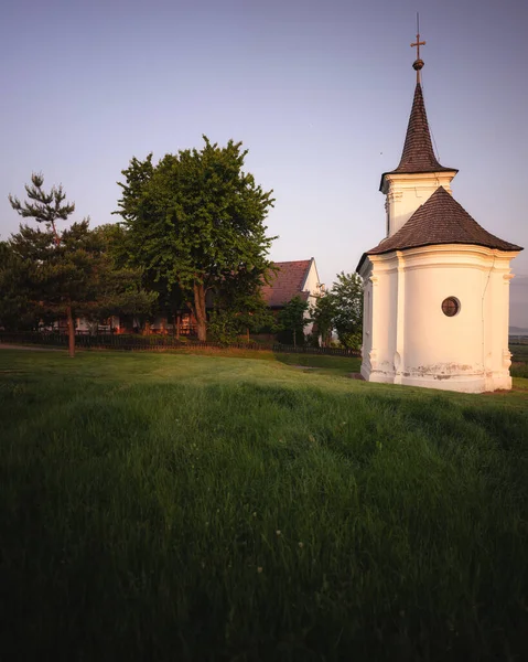 Mooie Oude Witte Kapel Bij Balatonlelle — Stockfoto