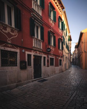 Hırvatistan 'ın Rovinj kentindeki dar sokaklar