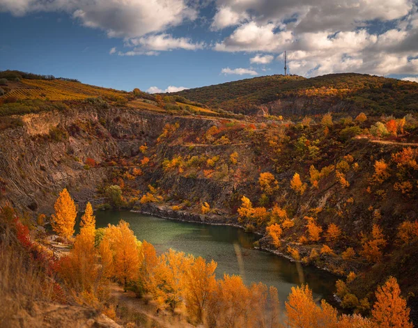 秋天匈牙利塔尔卡尔漂亮的矿坑湖 图库图片