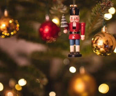 Noel elbiseli klasik tahta oyuncak bebek, geleneksel Noel zamanı biblosu