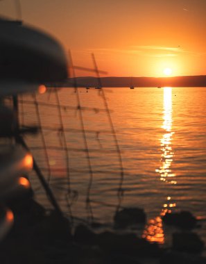 Yazın Balaton Gölü 'nün üzerinde harika bir gün batımı