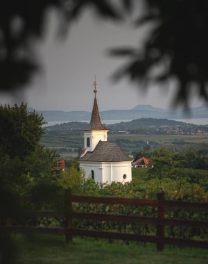 Balatonlelle 'deki güzel eski beyaz şapel.
