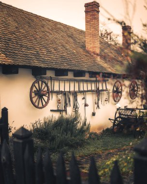 HOLLOKO, HUNGARY - 30 Ekim 2022: Macaristan 'ın Holloko kentindeki geleneksel taş evler.