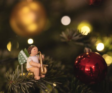 Noel elbiseli klasik ahşap melek, geleneksel Noel heykelciği.