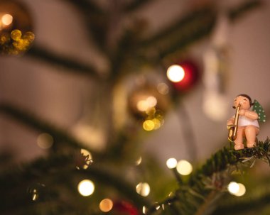 Noel elbiseli klasik ahşap melek, geleneksel Noel heykelciği.