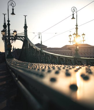 Budapeşte 'nin İkonik Köprüsü, Sabah Özgürlük Köprüsü