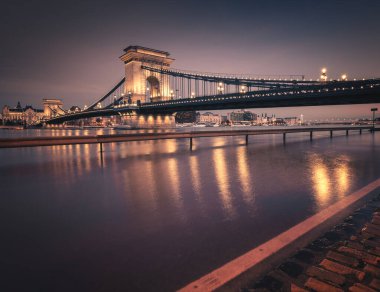 Gün batımında İnanılmaz Zincir Köprüsü