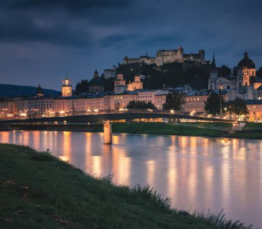 Avusturya 'nın ünlü eski Salzburg kasabasında gece manzarası