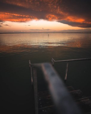 Yazın Balaton Gölü üzerinde inanılmaz bir gün batımı.