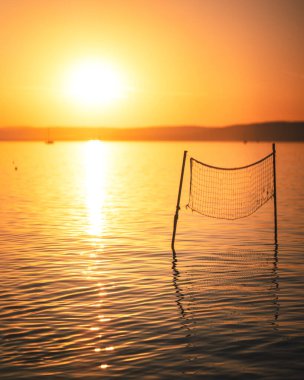 Yazın Balaton Gölü üzerinde inanılmaz bir gün batımı.