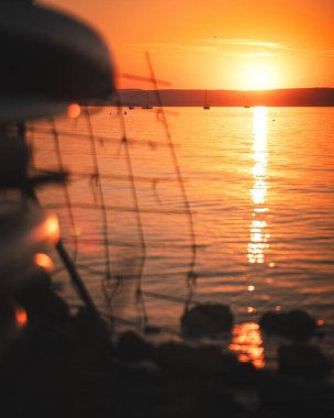 Yazın Balaton Gölü üzerinde inanılmaz bir gün batımı.