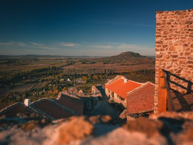 Balaton Gölü 'ndeki ünlü Szigliget kalesi.