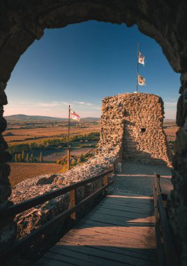 Balaton Gölü 'ndeki ünlü Szigliget kalesi.
