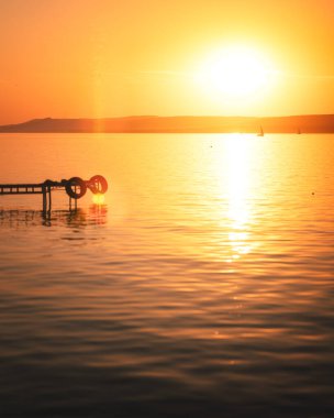 Yazın Balaton Gölü üzerinde inanılmaz bir gün batımı.