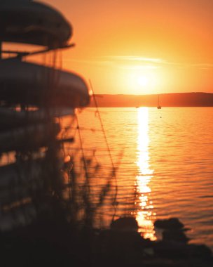 Yazın Balaton Gölü üzerinde inanılmaz bir gün batımı.