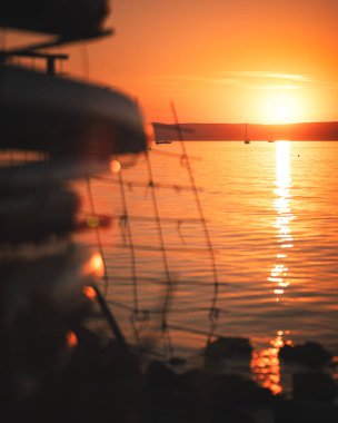 Yazın Balaton Gölü üzerinde inanılmaz bir gün batımı.