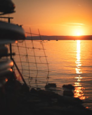 Yazın Balaton Gölü üzerinde inanılmaz bir gün batımı.
