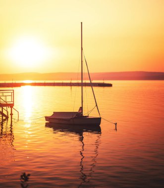 Yazın Balaton Gölü üzerinde inanılmaz bir gün batımı.