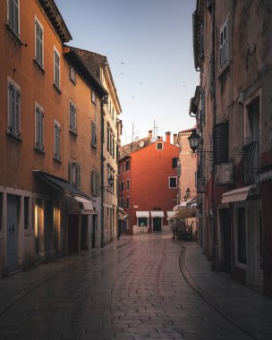 Hırvatistan 'ın Rovinj kentindeki dar sokaklar
