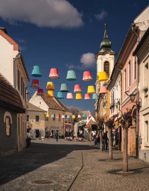 SZENTENDRE, HUNGARY - 19 Mart 2024: Macaristan 'ın Szentendre Meydanı. Ana meydan ve çevresindeki sokaklar sanat galerileri, müzeler ve dükkanlarla dolu..