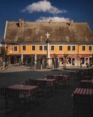 SZENTENDRE, HUNGARY - 19 Mart 2024: Macaristan 'ın Szentendre Meydanı. Ana meydan ve çevresindeki sokaklar sanat galerileri, müzeler ve dükkanlarla dolu..