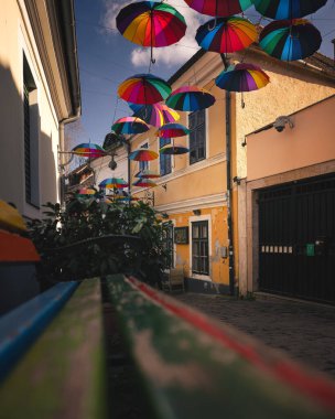 SZENTENDRE, HUNGARY - 19 Mart 2024: Macaristan 'ın Szentendre Meydanı. Ana meydan ve çevresindeki sokaklar sanat galerileri, müzeler ve dükkanlarla dolu..