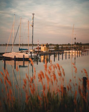 Yazın Balaton Gölü 'ndeki limanda yelkenliler