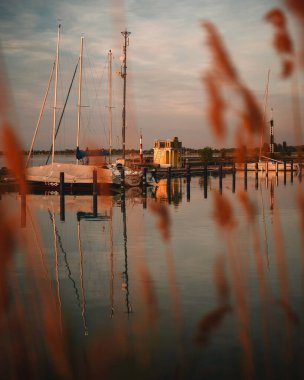 Yazın Balaton Gölü 'ndeki limanda yelkenliler