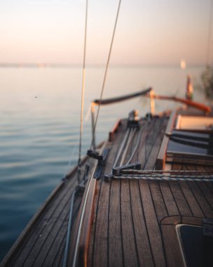 Yazın Balaton Gölü 'nde güzel ahşap bir tekne.