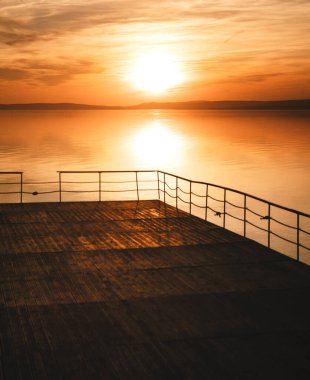 Yazın Balaton Gölü 'nün üzerinde harika bir gün batımı