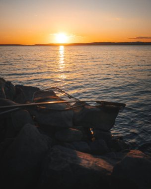 Yazın Balaton Gölü 'nün üzerinde harika bir gün batımı
