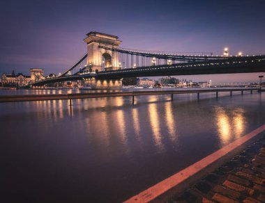 Budapeşte 'deki Zincir Köprüsü mavi saatte