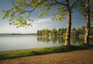 Yazın Balaton Gölü 'ndeki güzel Kvassay Bulvarı.