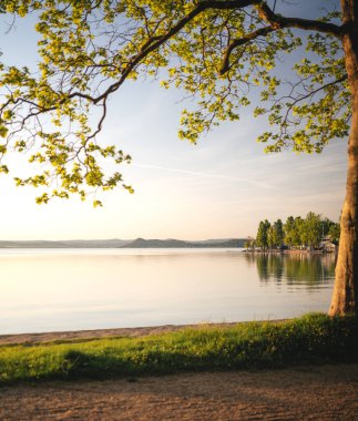 Yazın Balaton Gölü 'ndeki güzel Kvassay Bulvarı.