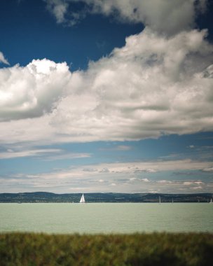 Yaz aylarında balaton Gölü üzerinde yelkenli