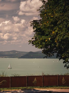 Yaz aylarında balaton Gölü üzerinde yelkenli