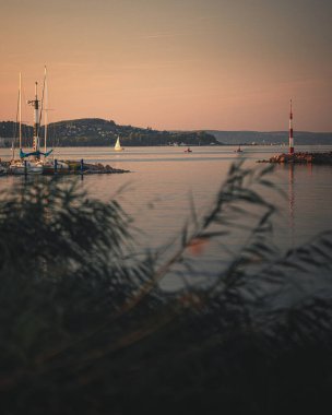 Yazın gün batımında Balaton Gölü 'nde yelkenli.